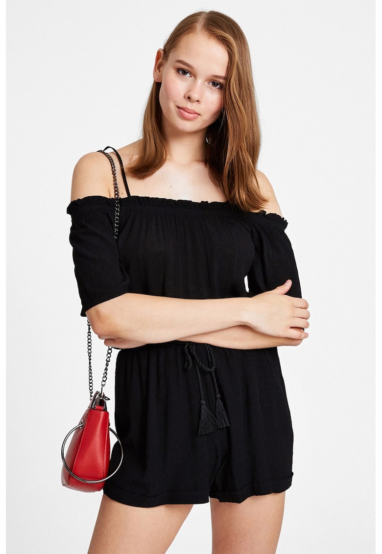 Salopeta scurta cu umeri decupati