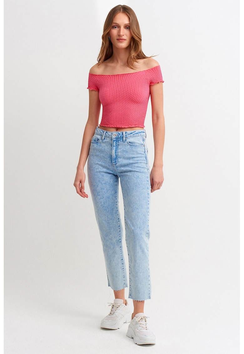 Blugi crop cu terminatie franjurata