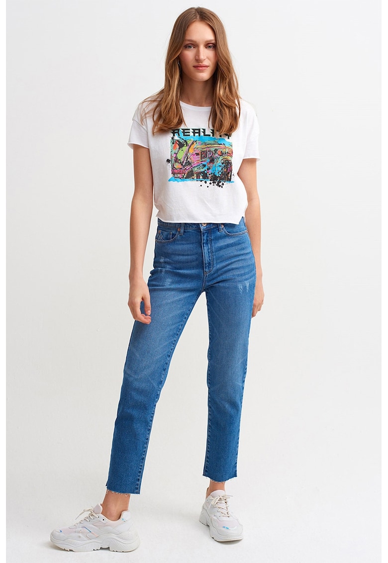 Blugi crop cu terminatie franjurata