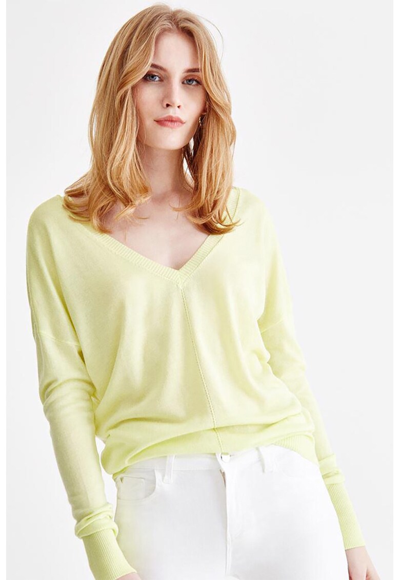 Pulover lejer cu decolteu in V