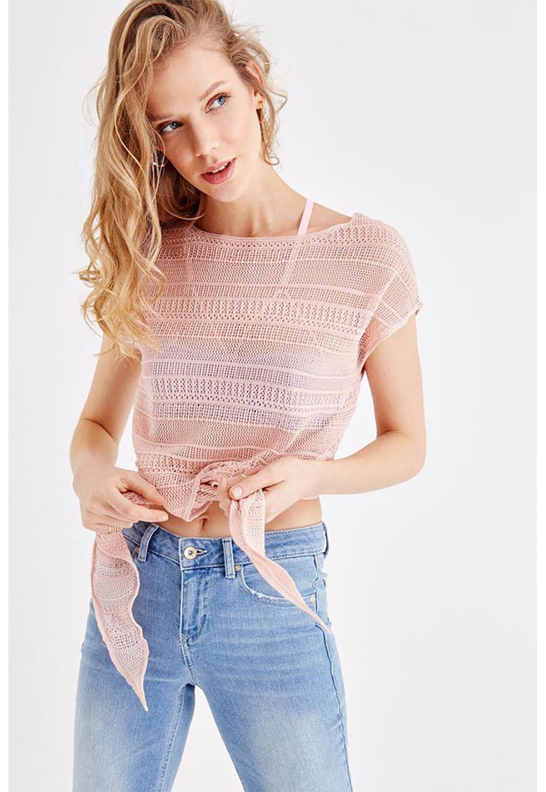 Tricou cu design cu perforatii