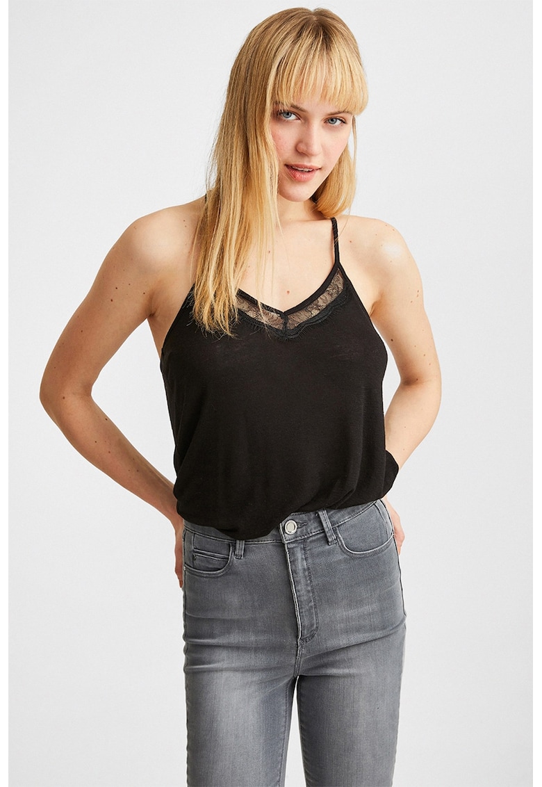 Top cu insertii din dantela si decolteu in V