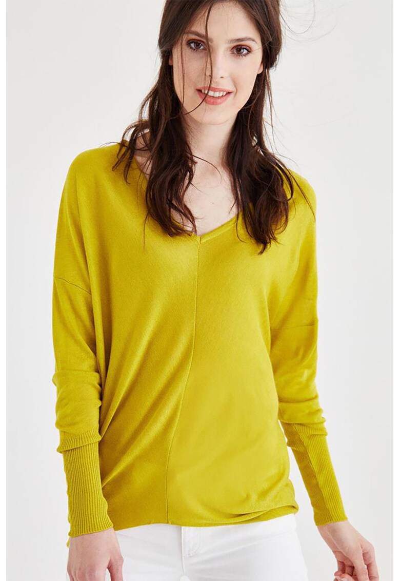 Pulove lejer cu decolteu in V - Galben sofran