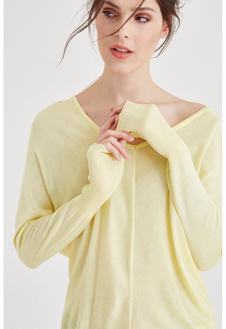 Pulove lejer cu decolteu in V - Galben pai