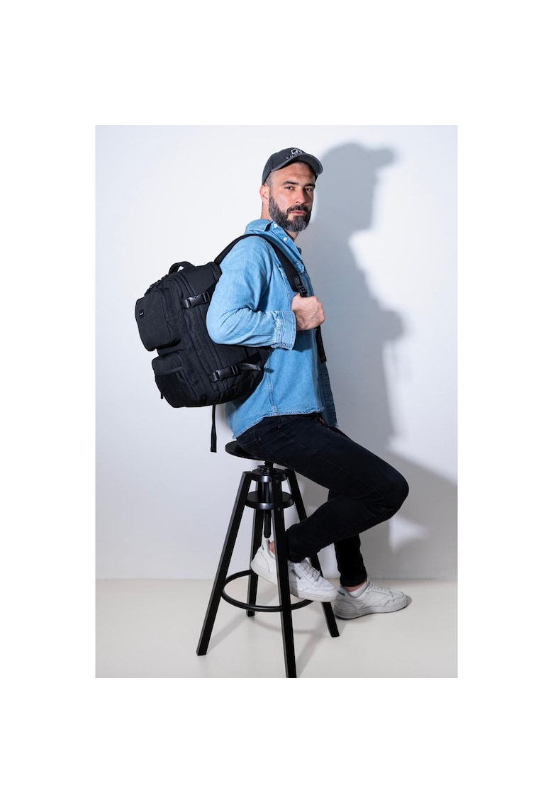 Rucsac rezistent la apa cu buzunare multiple si compartiment pentru laptop