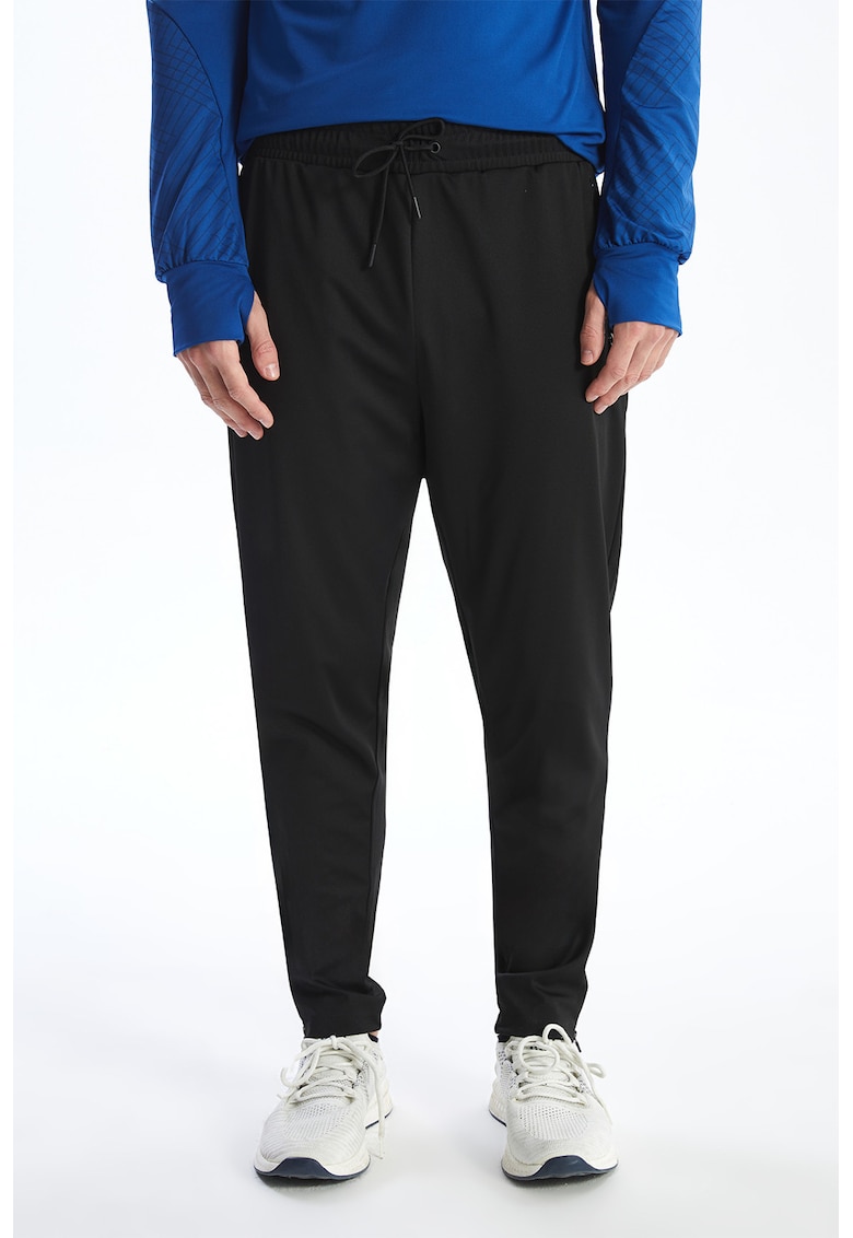 Pantaloni de trening cu croiala conica si buzunare cu fermoar - Negru
