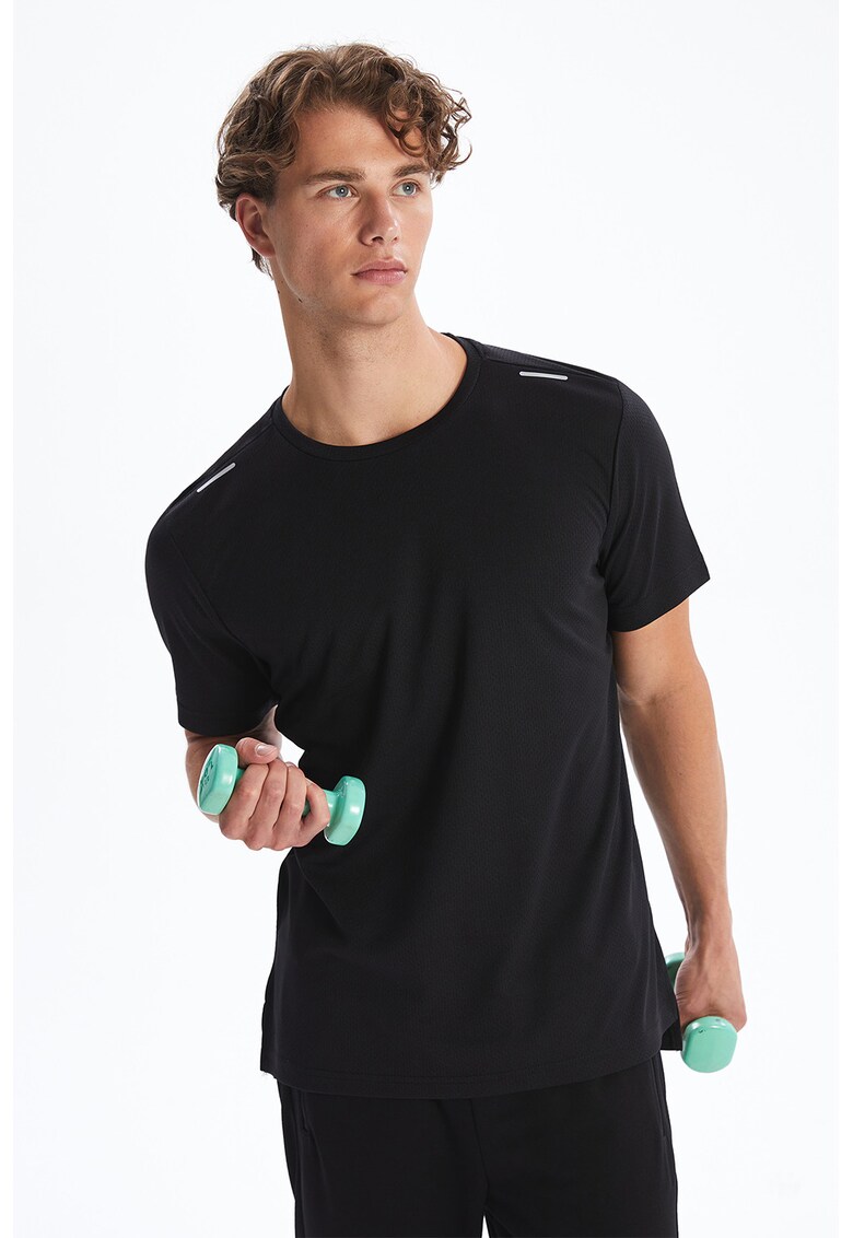 Tricou cu decolteu la baza gatului si model uni - Negru