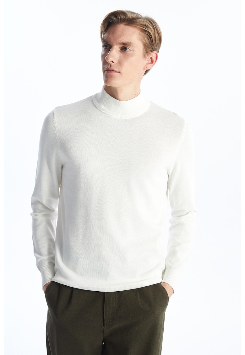 Pulover tricotat fin cu guler inalt