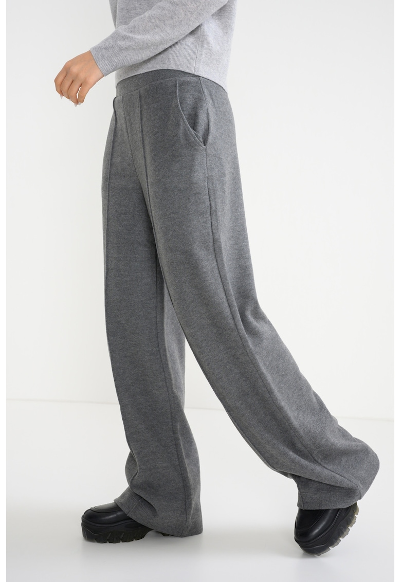 Pantaloni cu croiala ampla si pensa
