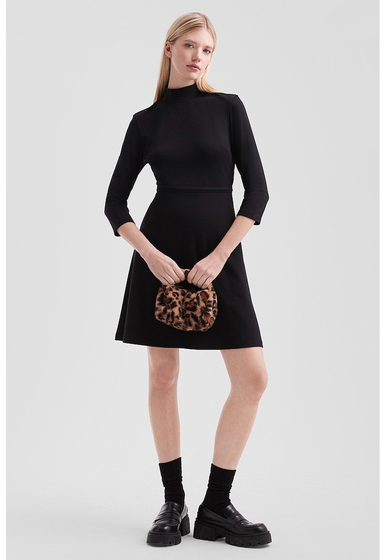 Rochie evazata cu decupaj