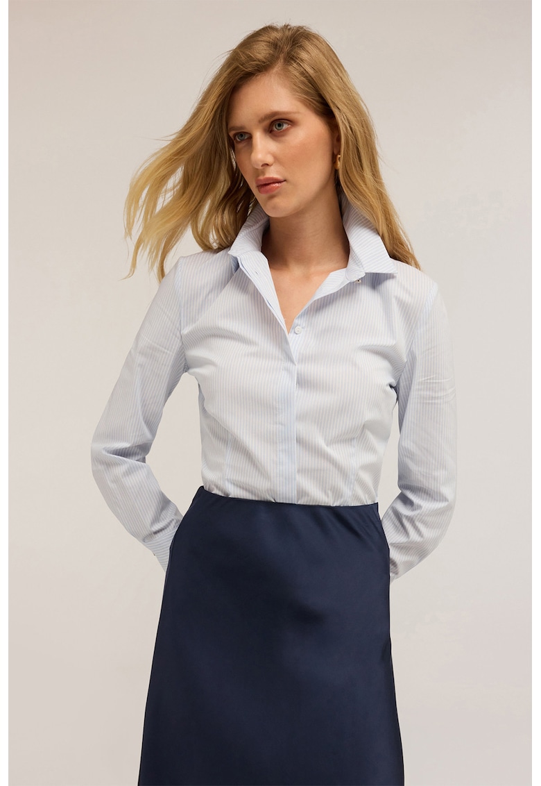 Camasa cu model in dungi si guler ascutit