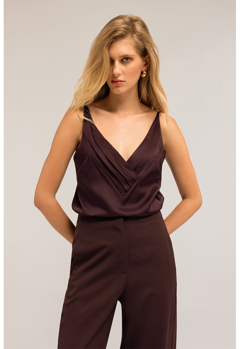 Top cu model uni si decolteu in V