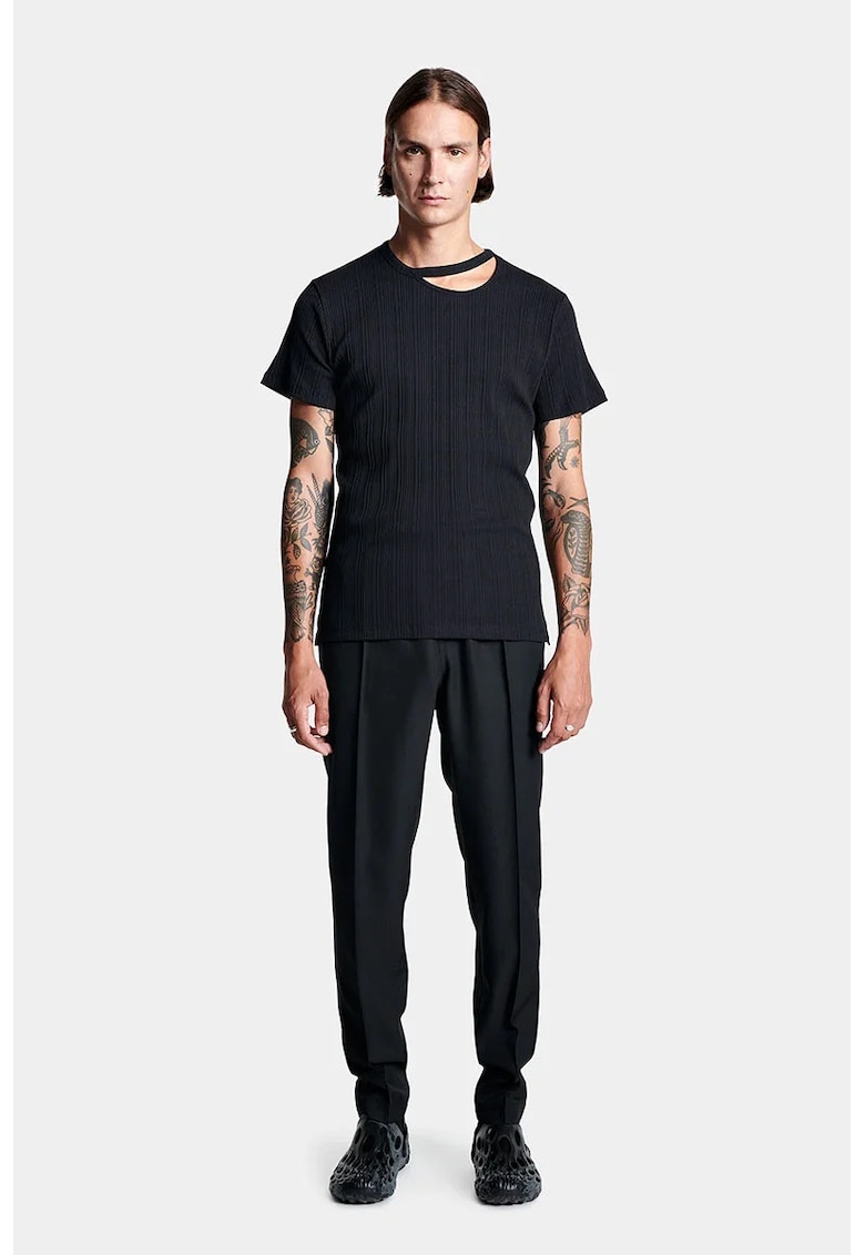 Tricou din jerseu alb cu decupaj la baza gâtului