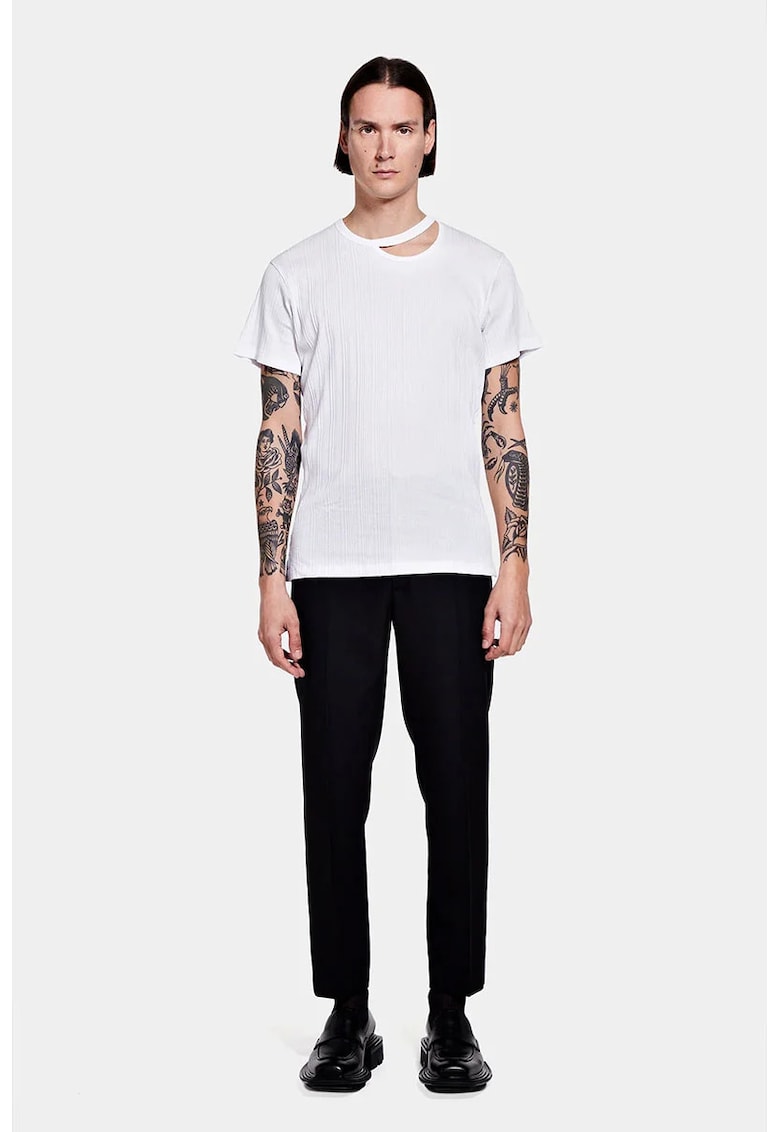 Tricou din jerseu alb cu decupaj la baza gâtului