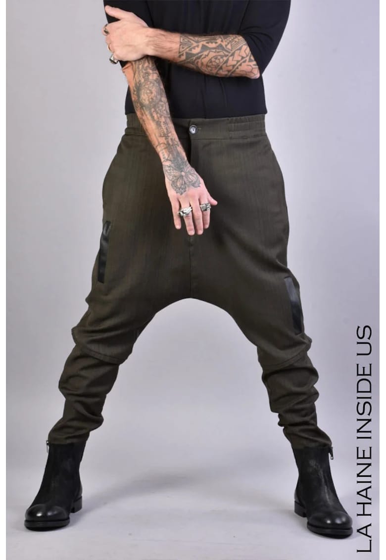 -Pantaloni cu turul lăsat și buzunare asimetrice