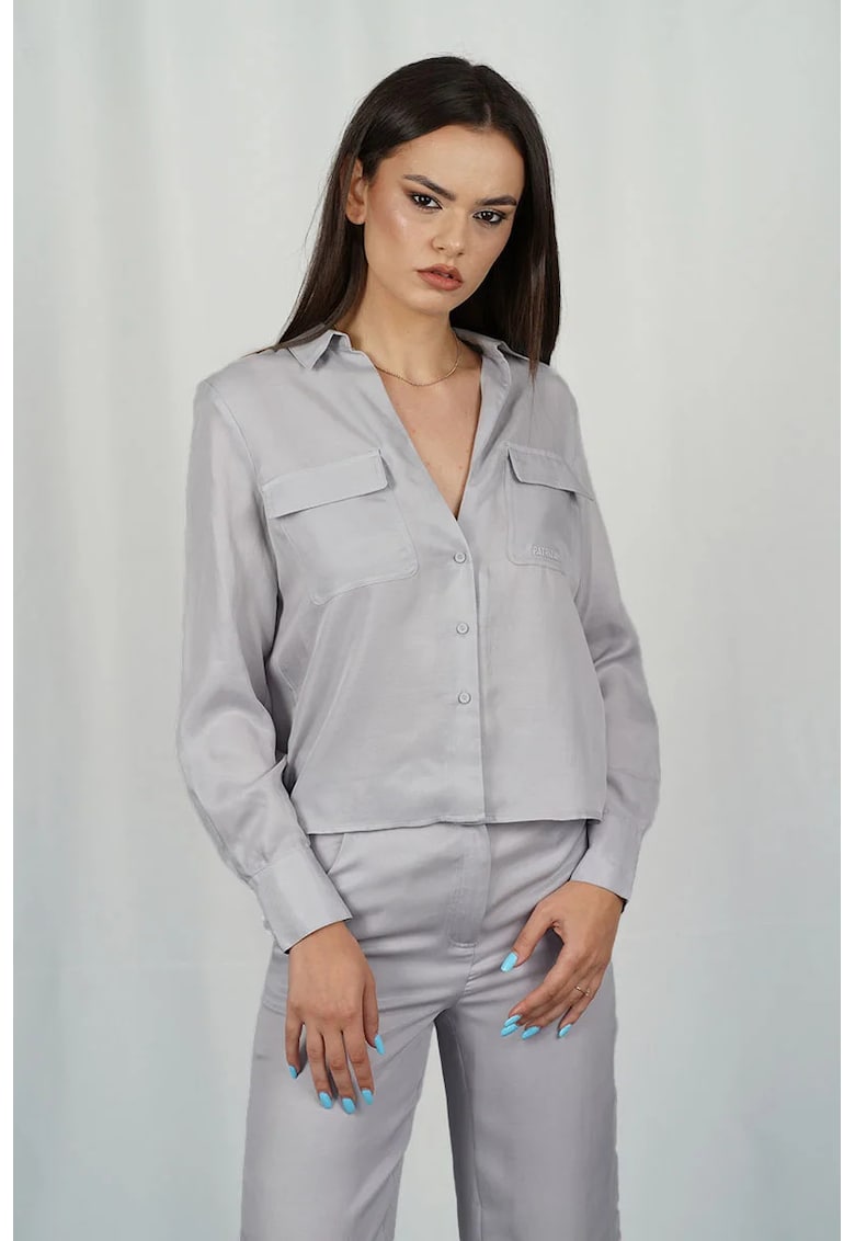 Cămașă cu buzunare frontale și decolteu in V