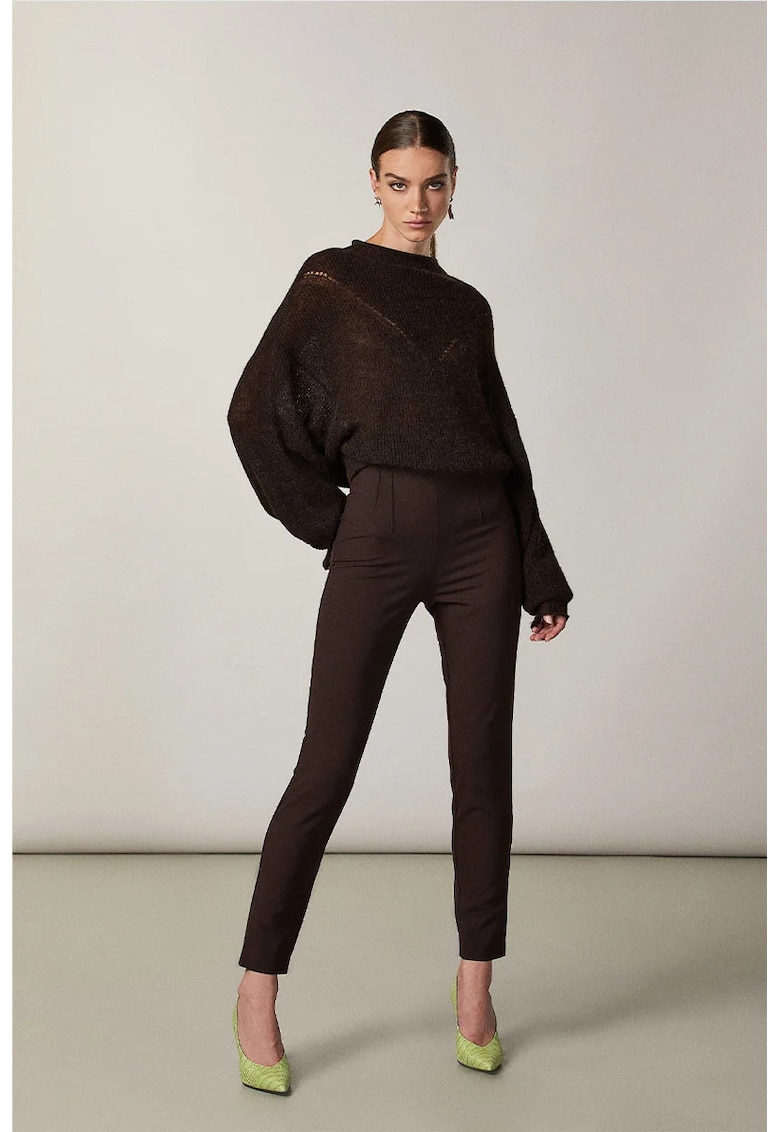 -Pantaloni cu o croială slim fit - cu talie medie - oferă un echilibru perfect între formal şi feminitate