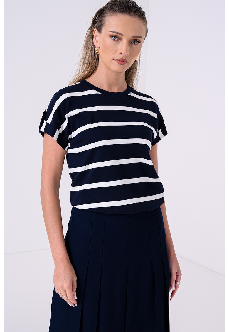 Tricou lejer in dungi cu decolteu la baza gatului