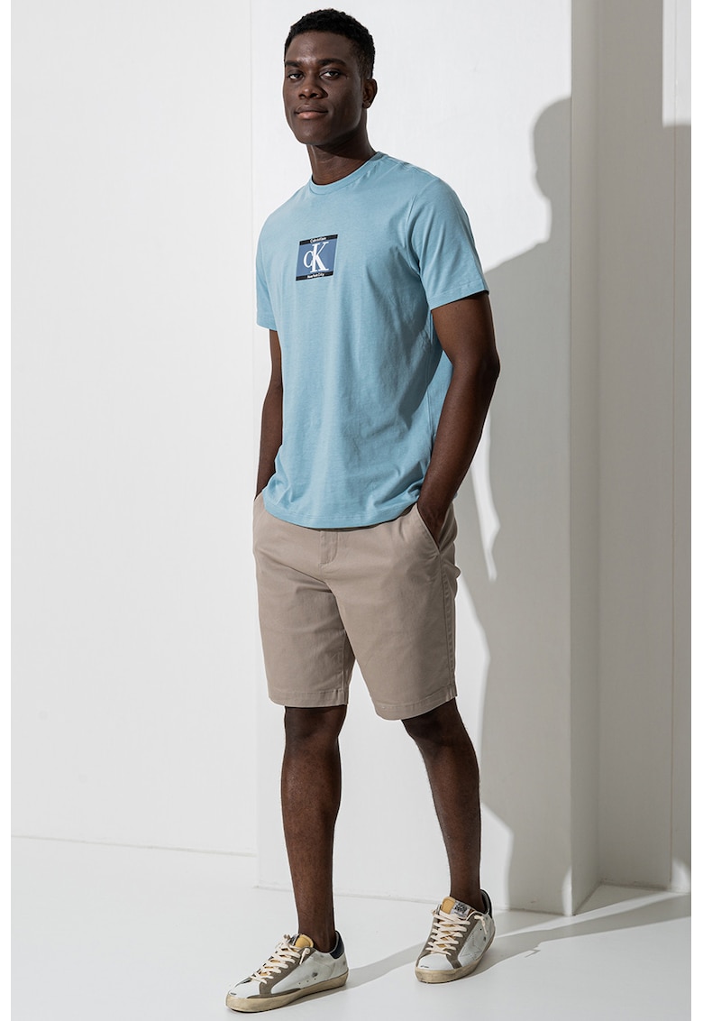 Tricou cu imprimeu si decolteu la baza gatului