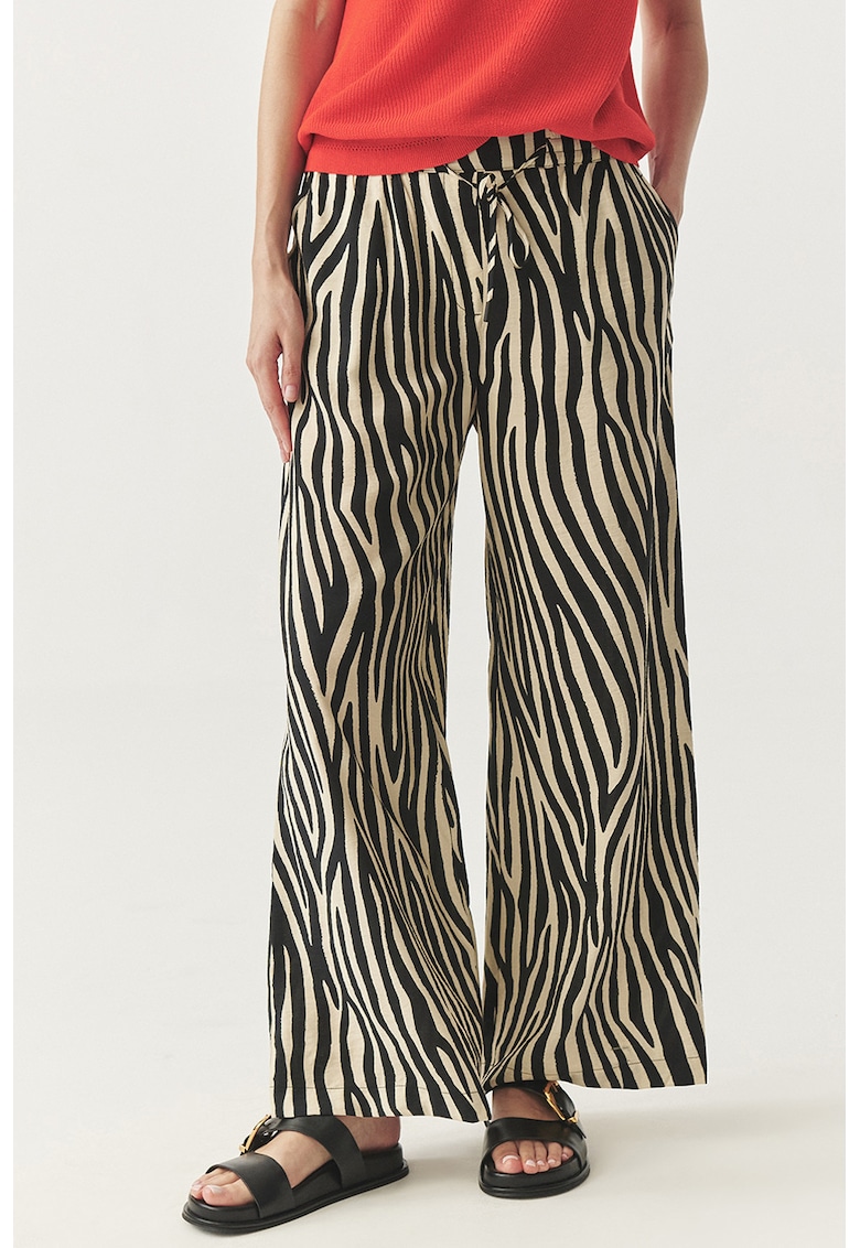 Pantaloni cu croiala ampla si animal print
