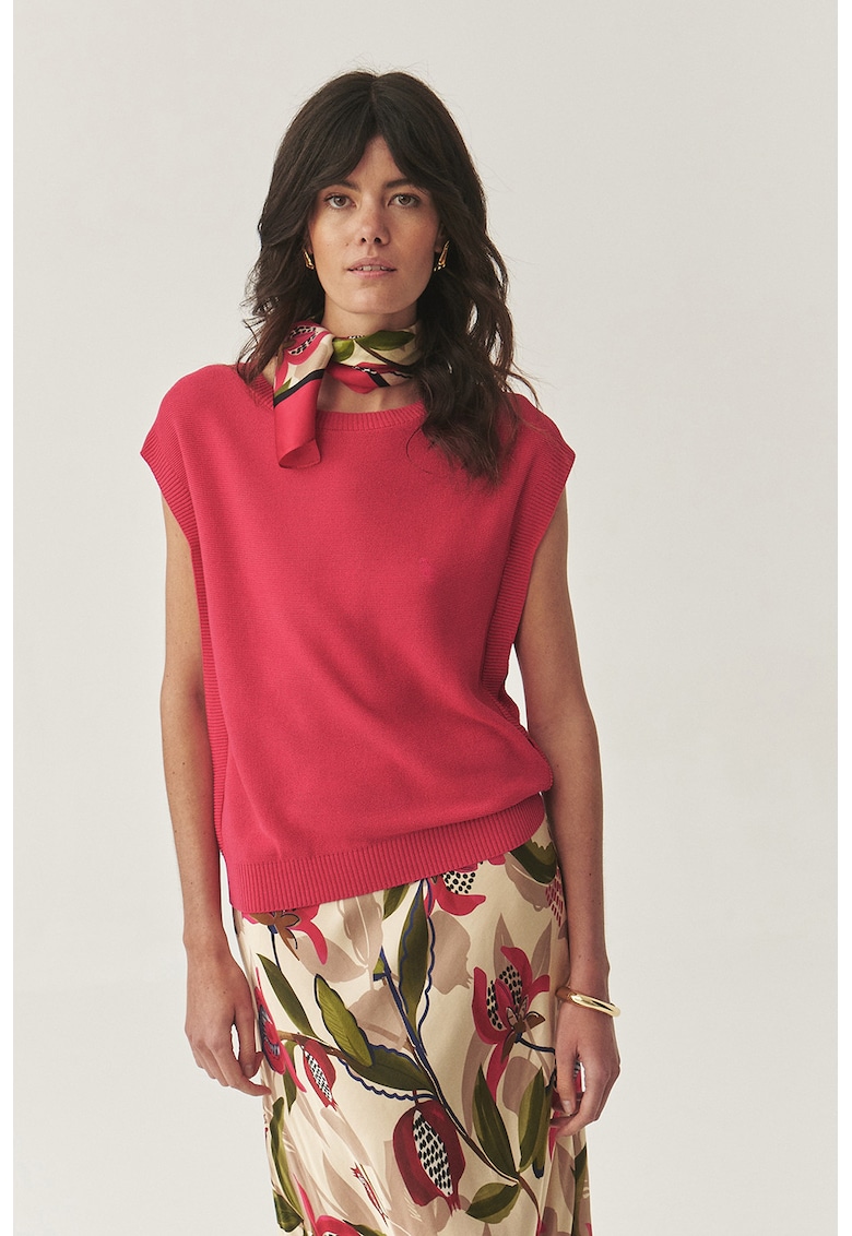 Tricou cu terminatie striata si decolteu la baza gatului