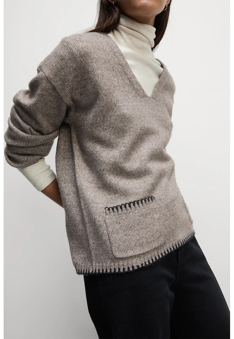 Pulover cu decolteu in V si maneci cazute