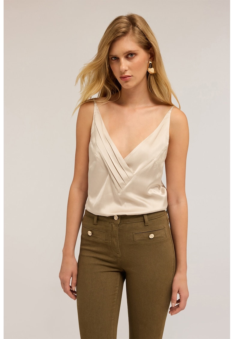 Top cu model uni si decolteu in V Top cu model uni si decolteu in V