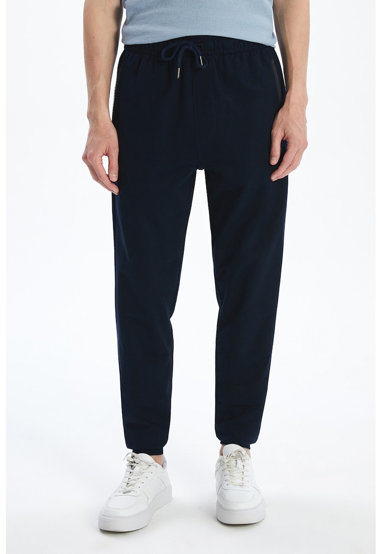 Pantaloni conici de trening cu buzunare cu fermoar