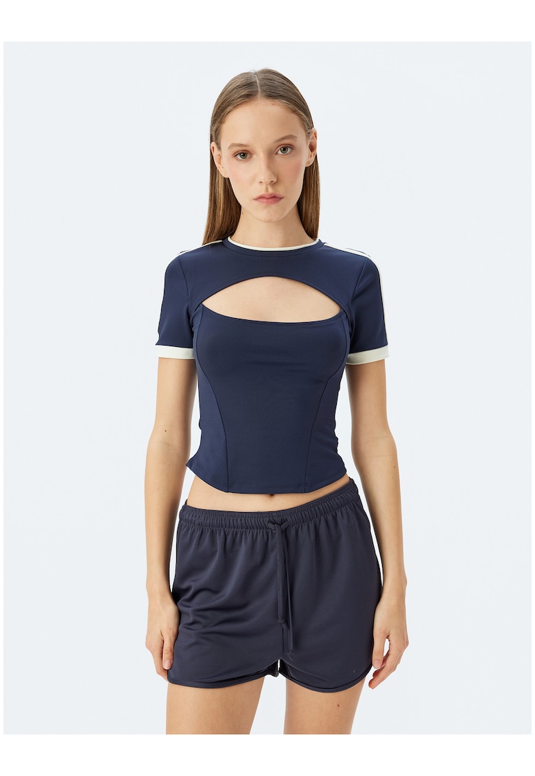 Tricou crop cu decupaj