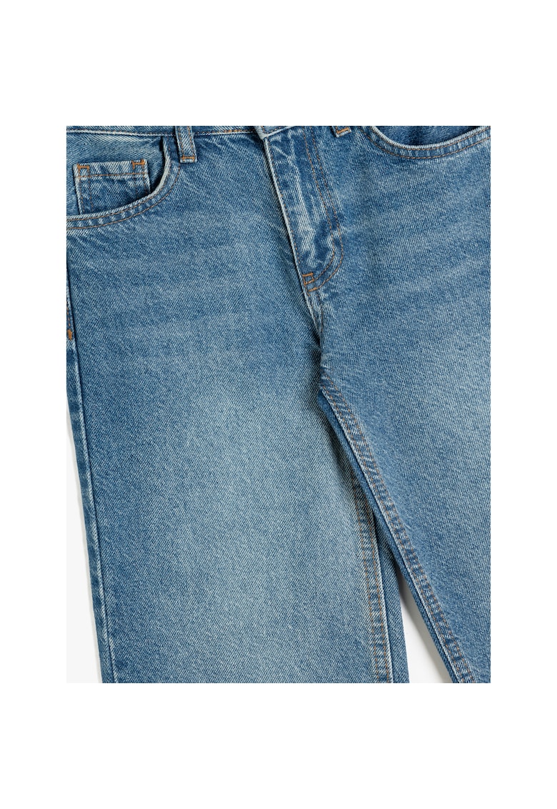 Blugi cu croiala ampla si aspect decolorat