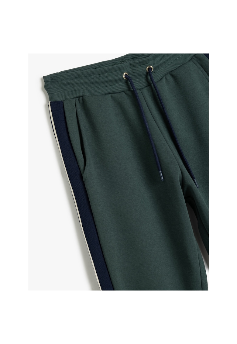 Pantaloni de trening cu insertii contrastante