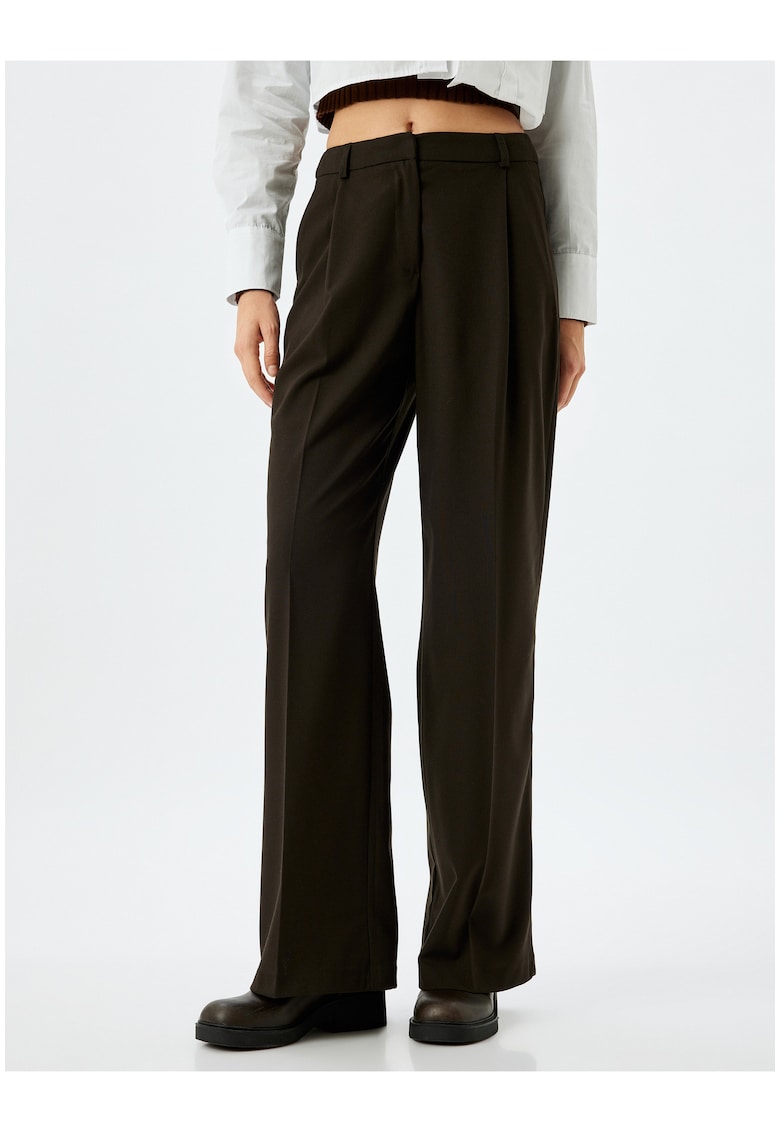 Pantaloni cu croiala ampla si pliuri frontale