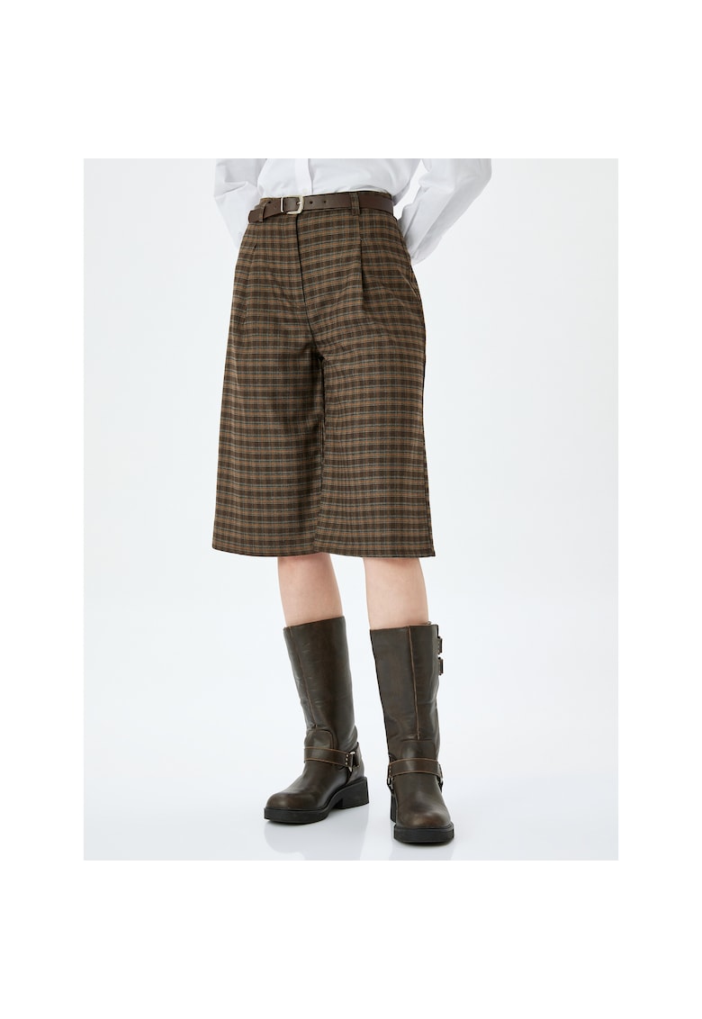 Pantaloni scurti cu croiala ampla si model in carouri