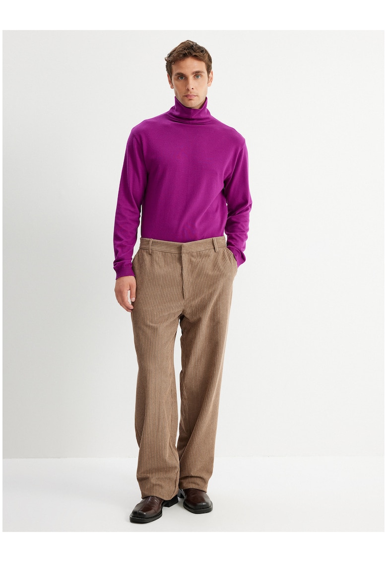 Pulover tricotat fin cu guler mediu