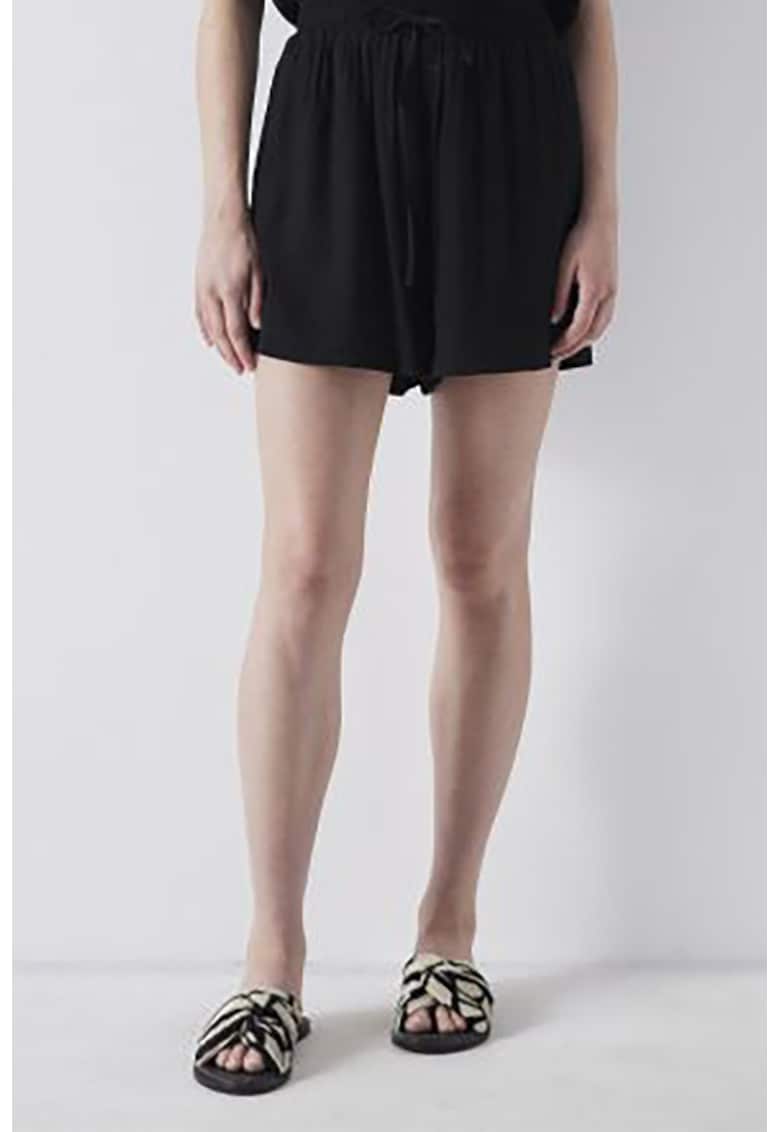 Pantaloni scurti cu fronseuri si snur