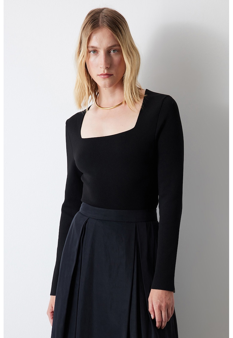 Pulover cambrat crop cu decolteu patrat