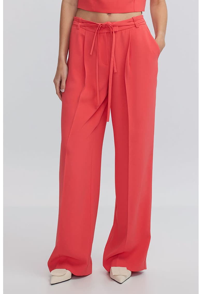 Pantaloni cu croiala ampla si buzunare