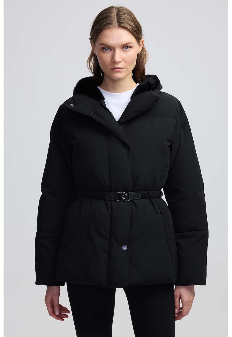 Geaca cu vatelina si o curea in talie