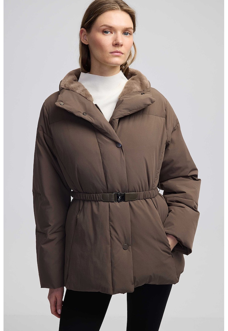 Geaca cu vatelina si o curea in talie