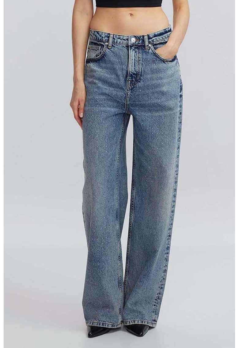 Blugi cu croiala ampla si detalii stralucitoare Blugi cu croiala ampla si detalii stralucitoare