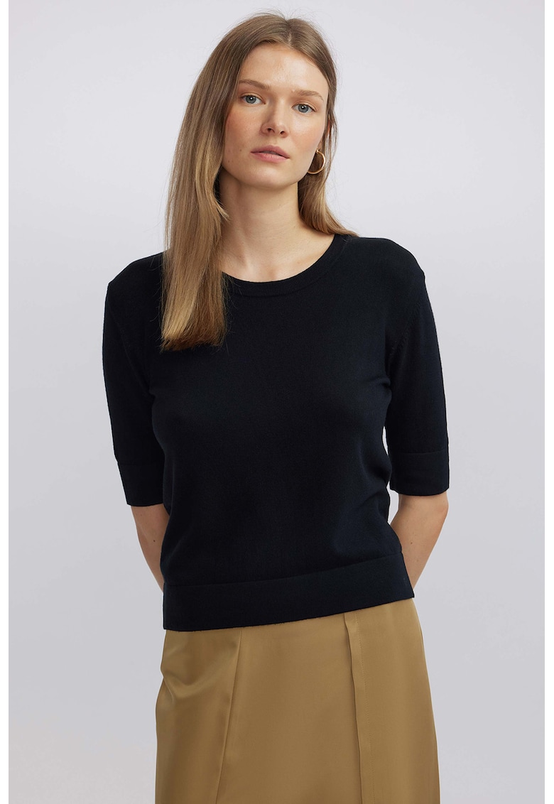 Bluza tricotata fin cu decolteu rotund