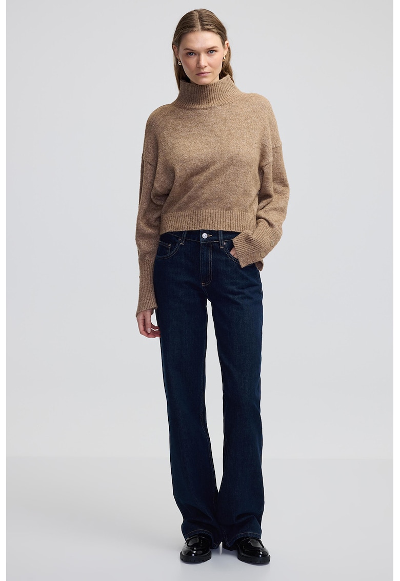 Pulover lejer cu guler inalt