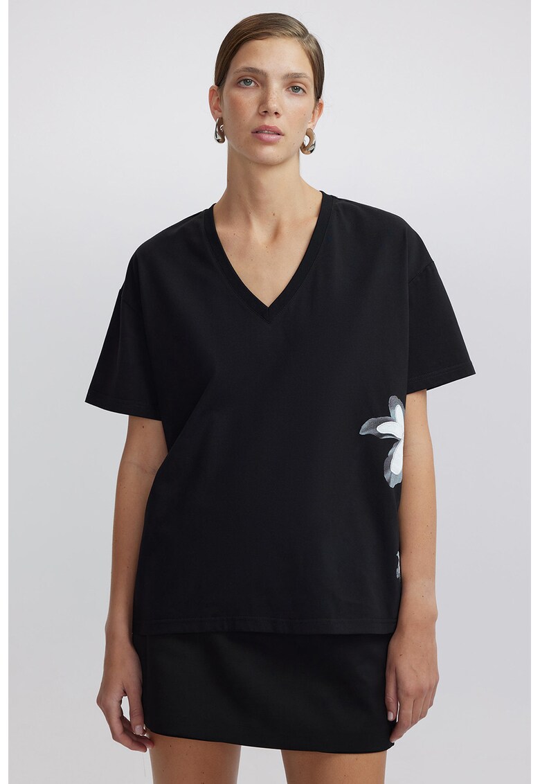 Tricou lejer cu decolteu in V