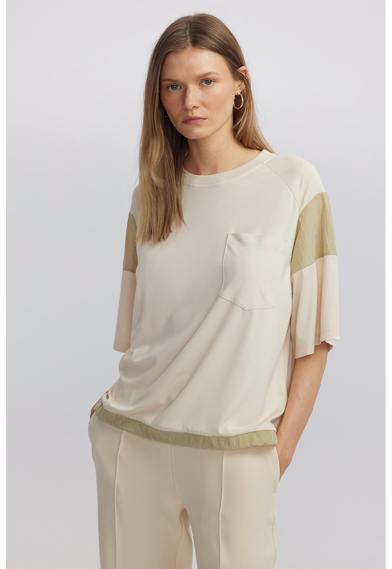 Tricou lejer cu decolteu la baza gatului - Alb fildes/Maro nisip
