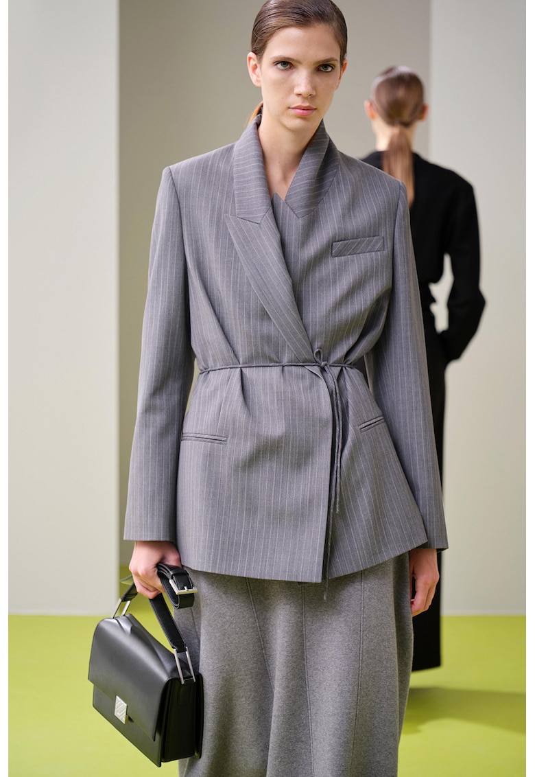 Sacou din amestec de lana cu revere ascutite si dungi