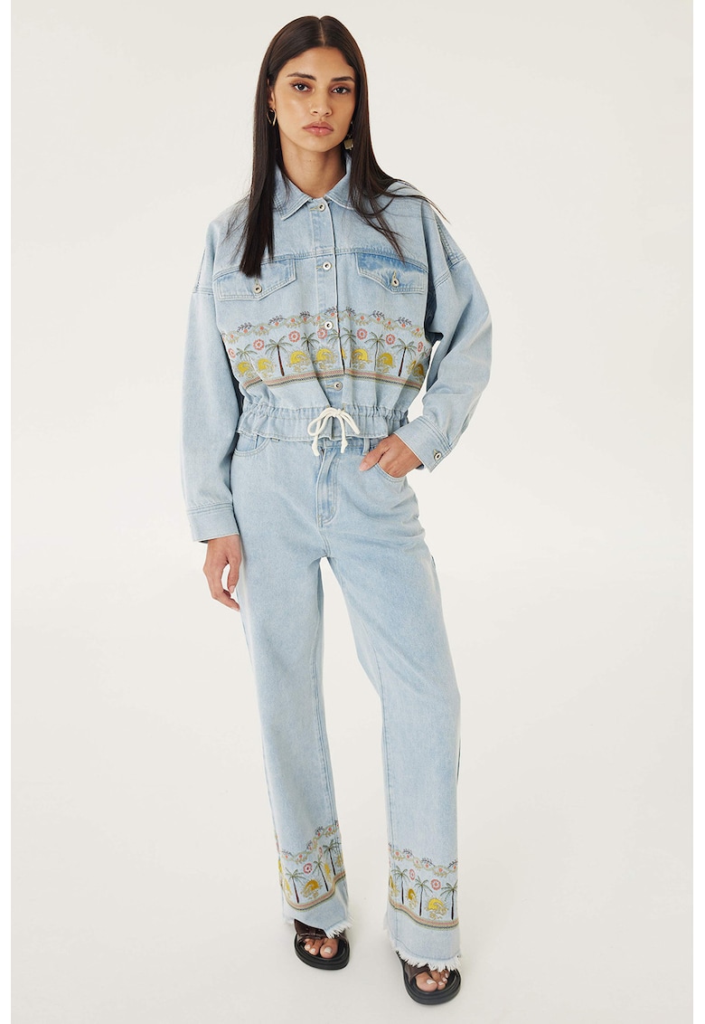 Blugi cu detalii brodate si terminatie nefinisata