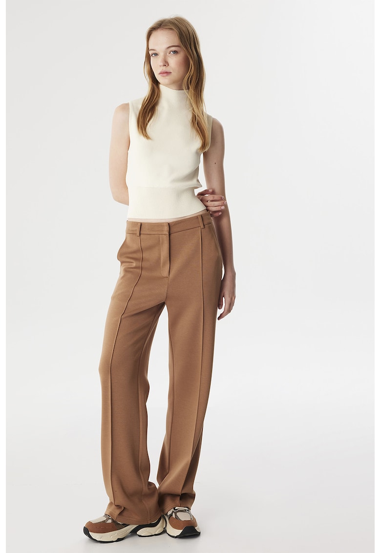 Pantaloni cu croiala ampla si buzunare laterale Pantaloni cu croiala ampla si buzunare laterale