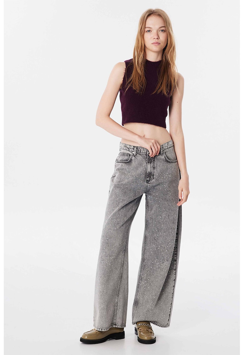 Blugi cu croiala ampla si decorati din strasuri
