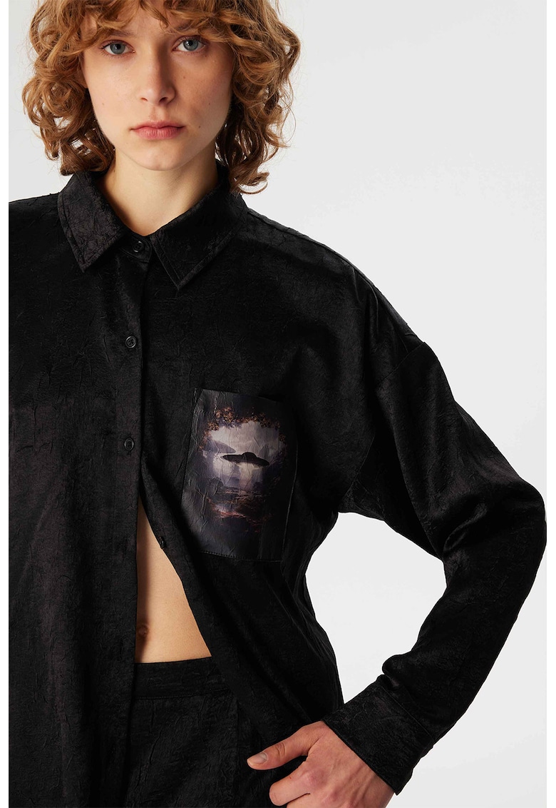 Camasa cu aspect de catifea si buzunar pe piept - Negru