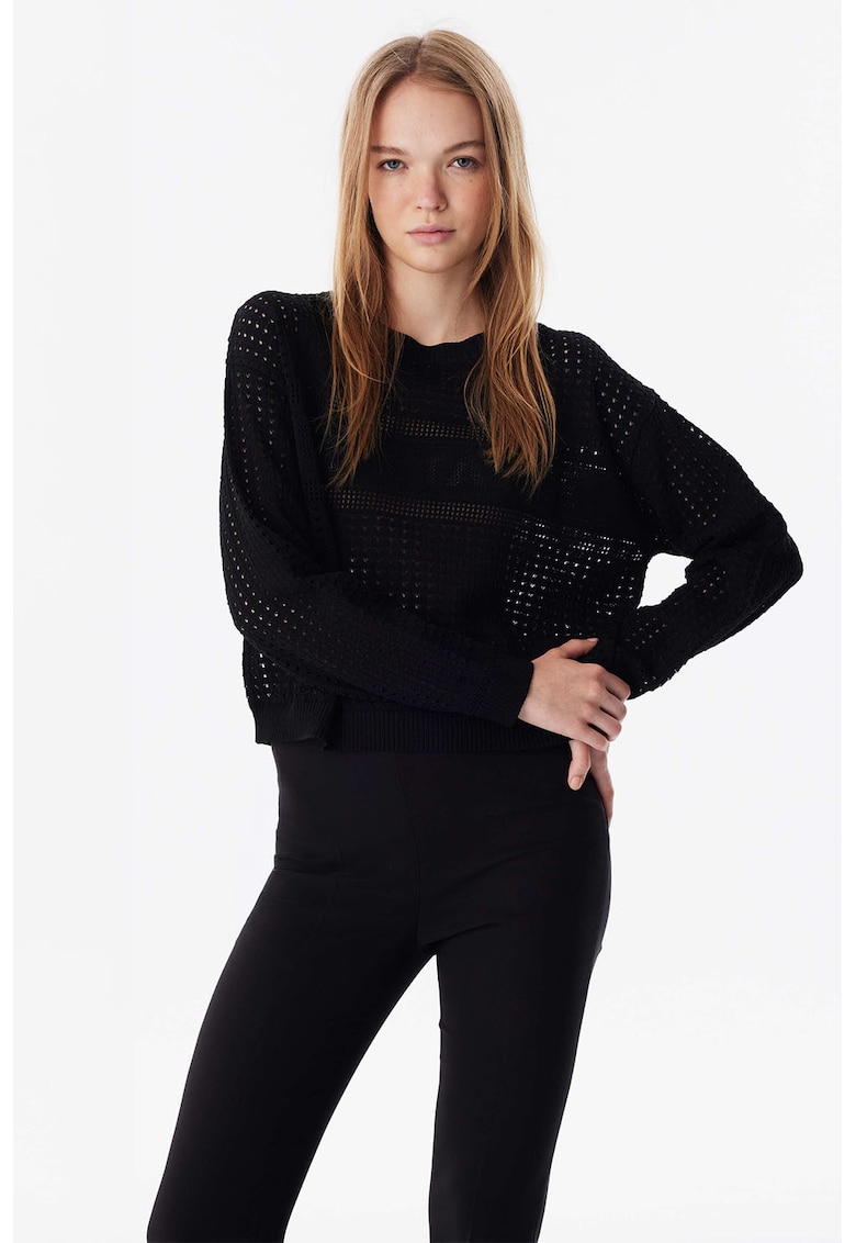 Pulover cu perforatii si text